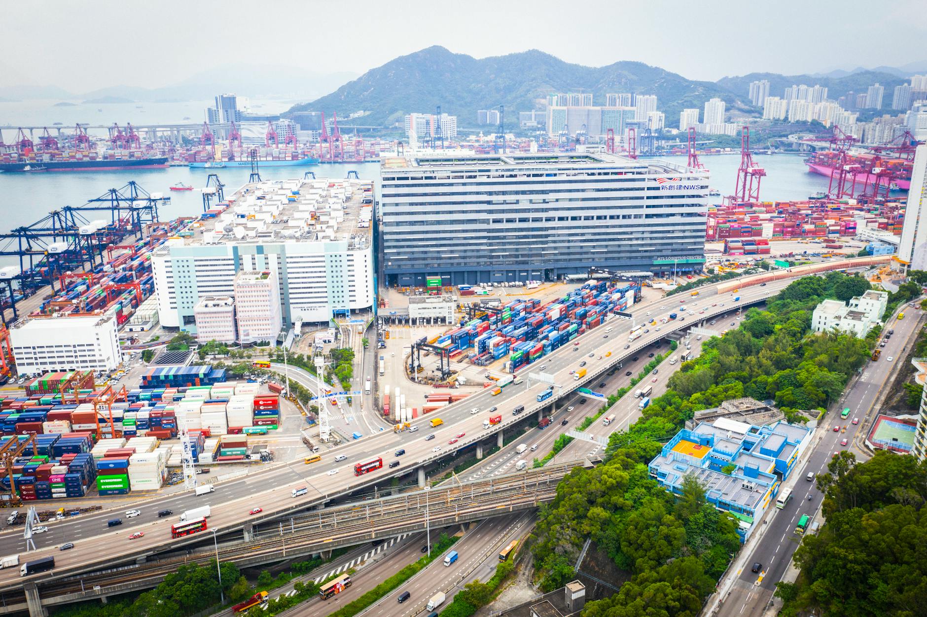全球化部署架构：企业级AI系统地域化API与数据本地化存储方案
