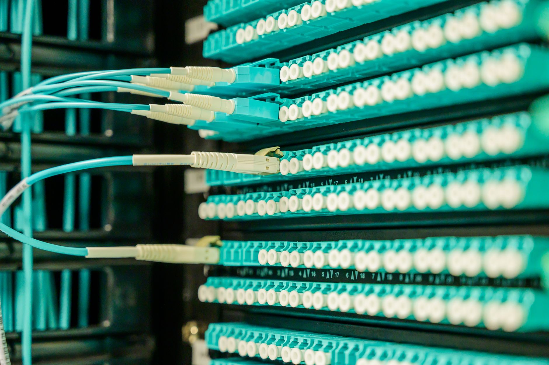 本地化部署延迟优化实验：云与服务器端对比分析（制造业）