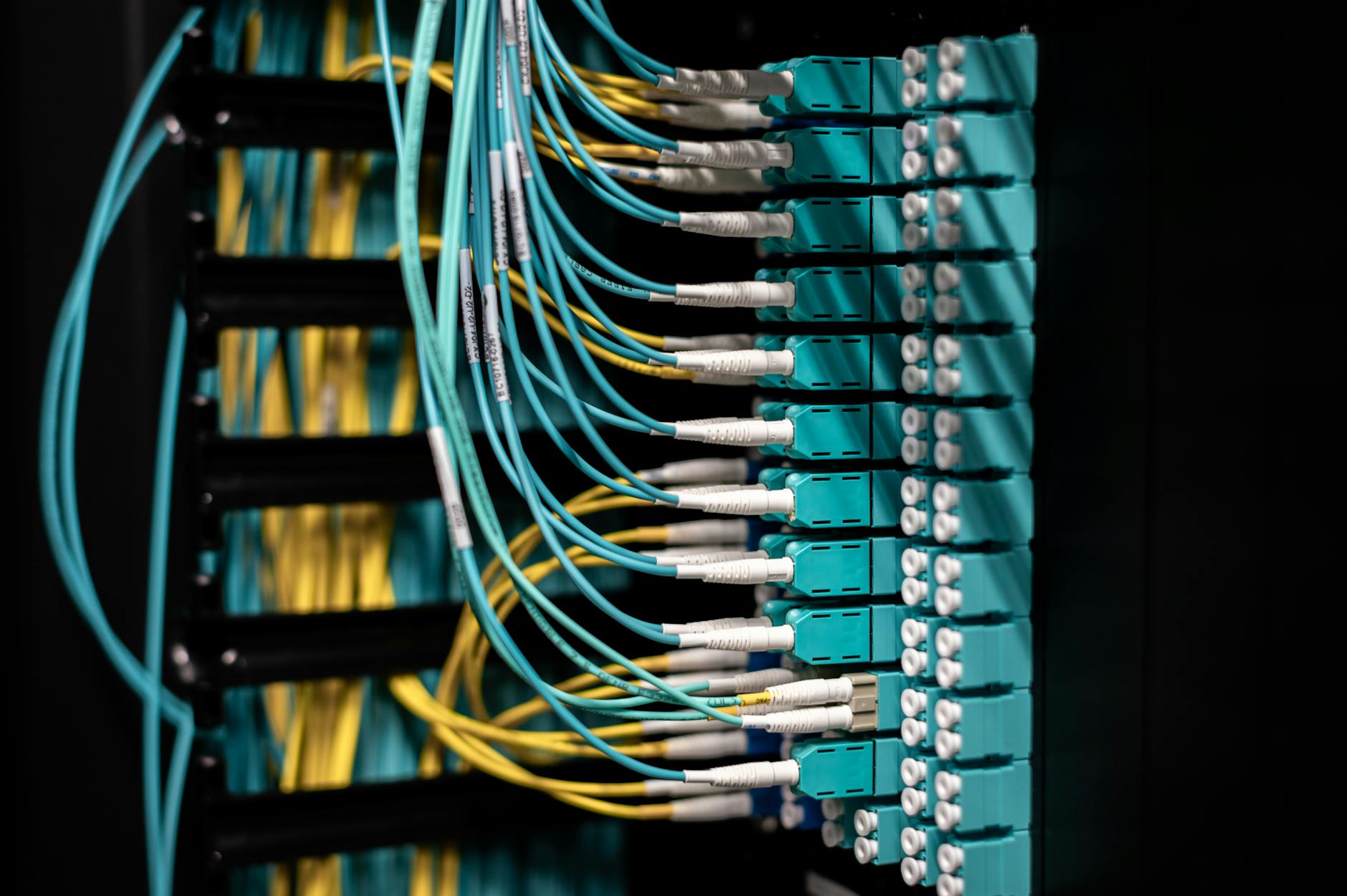 AI重构Python项目的性能优化实测报告（带宽节省37%）