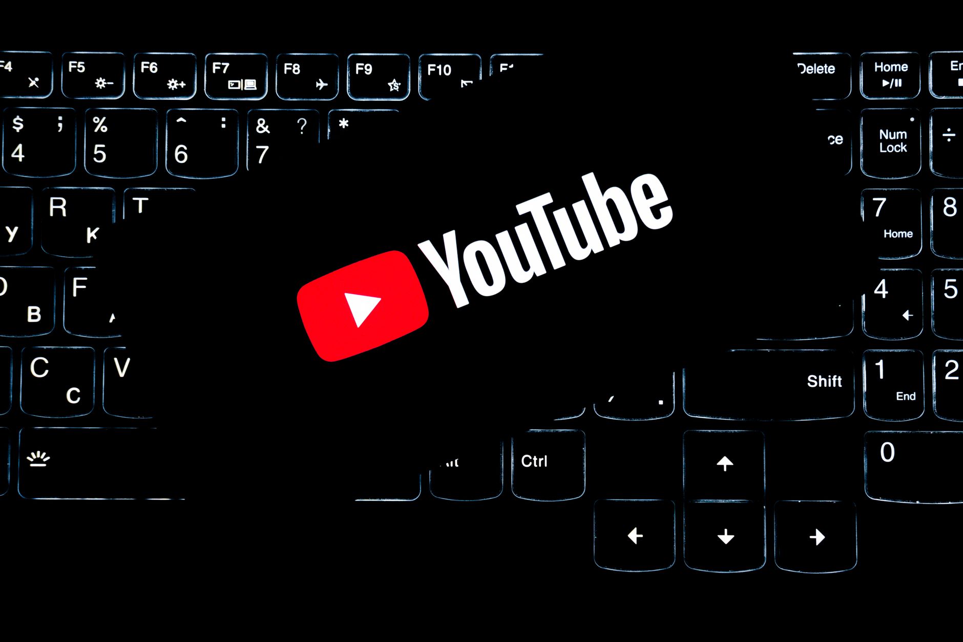 Python横向对比：抓取YouTube/抖音高并发场景性能差异与优化实践